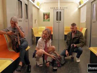 Petit seins transsexuel emma se leva barebacks une adolescent en une subway