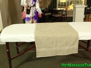 Excellent asia masseuse sucks