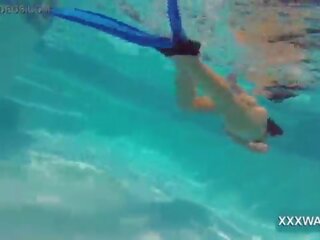 Incredibile bruna scorta caramella swims sott’acqua
