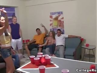 Menelanjangi bir pong di sebuah gila akademi pesta