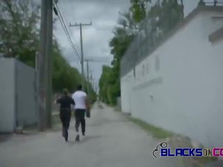 Noirs sur flics dehors publique x évalué vidéo avec gros seins blanc perfected filles