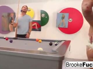 Brooke brand spiller forheksende billiards med vans baller