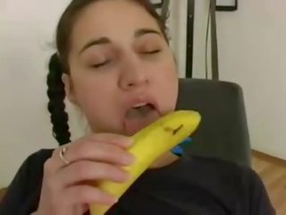 Sekss filma pusaudze fucks a banāns