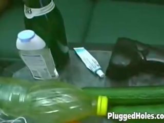 Superieur getatoeëerd kuiken vingers haarzelf voor ze inserts een fles in haar poesje
