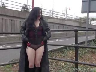 Gotik eksibitionist fayth corbin flashes dhe masturbates në publike me amatore