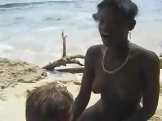 毛茸茸 非洲人 孩儿 他妈的 欧元 小伙子 在 该 海滩