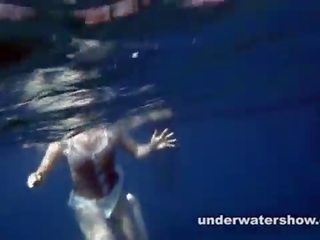 Nastya nuoto nuda in il mare