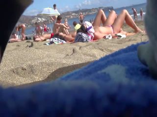 Spionage op groots strand meisjes