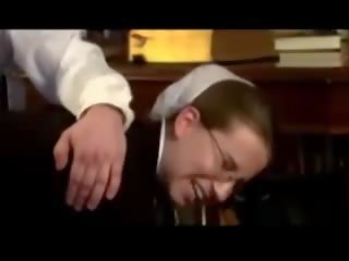 Amish guru dipukul lebih dia knee